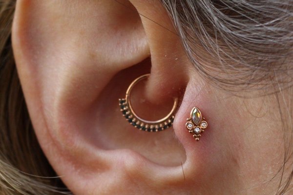 Tragus пирсинг